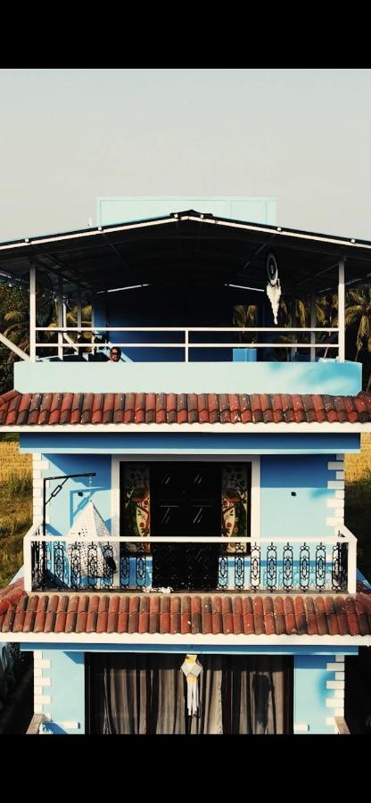 Dibs On Blue Morjim Hostel ภายนอก รูปภาพ